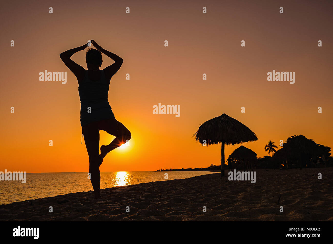 Silhouette Junge Frau Yoga Am Strand Bei Sonnenuntergang Sonnenuntergang Yoga Frau Am Meer Gesunde Lebensweise Frau Yoga Am Meer Stockfotografie Alamy