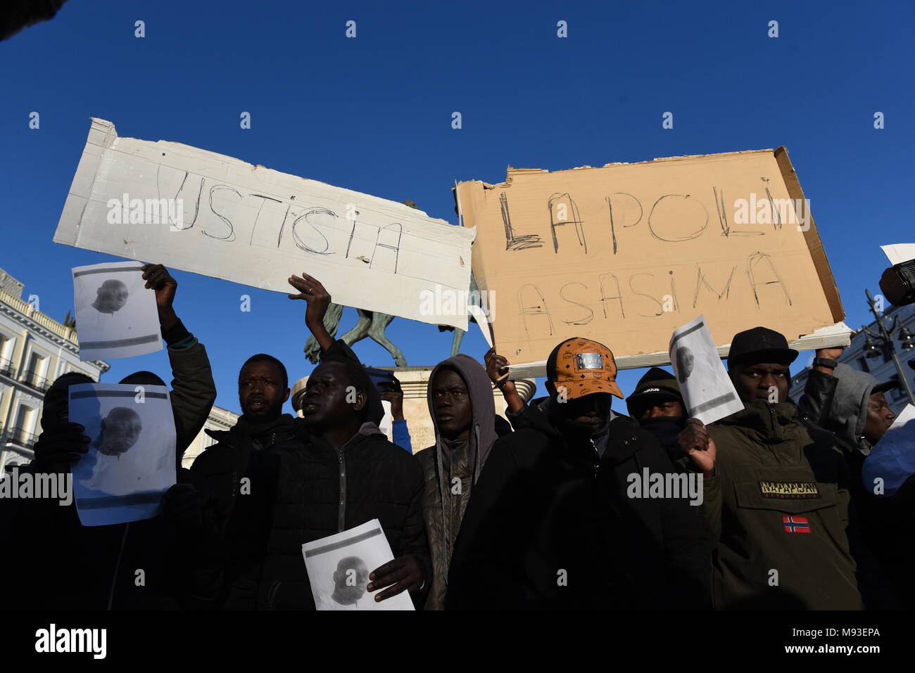 Madrid, Spanien. 21 Mär, 2018. Senegaleses shout Slogans und Banner halten, wenn sie Teil eines Protestes in Madrid, in Erinnerung an die senegalesischen Street Hersteller Mame Mbaye. Credit: Jorge Sanz/Pacific Press/Alamy leben Nachrichten Stockfoto