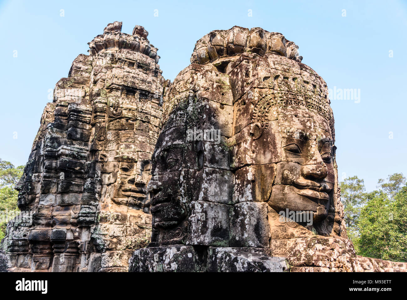 Mehrere große Flächen des Buddha sind an der Seite des UNESCO-Weltkulturerbe von ankor Thom, Siem Reap, Kambodscha geschnitzt Stockfoto