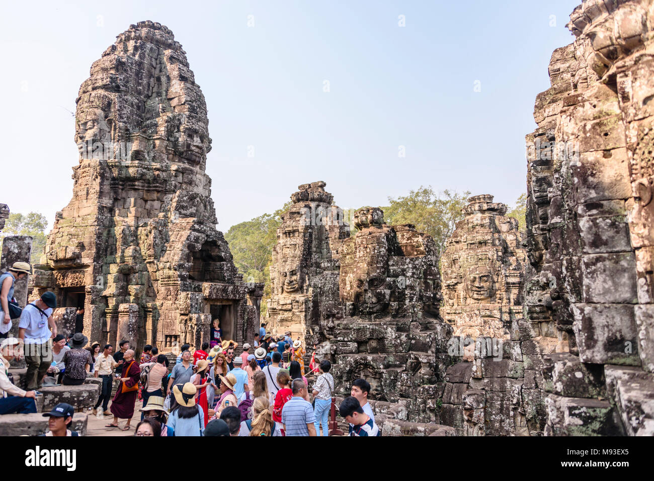 Mehrere große Flächen des Buddha sind an der Seite des UNESCO-Weltkulturerbe von ankor Thom, Siem Reap, Kambodscha geschnitzt Stockfoto