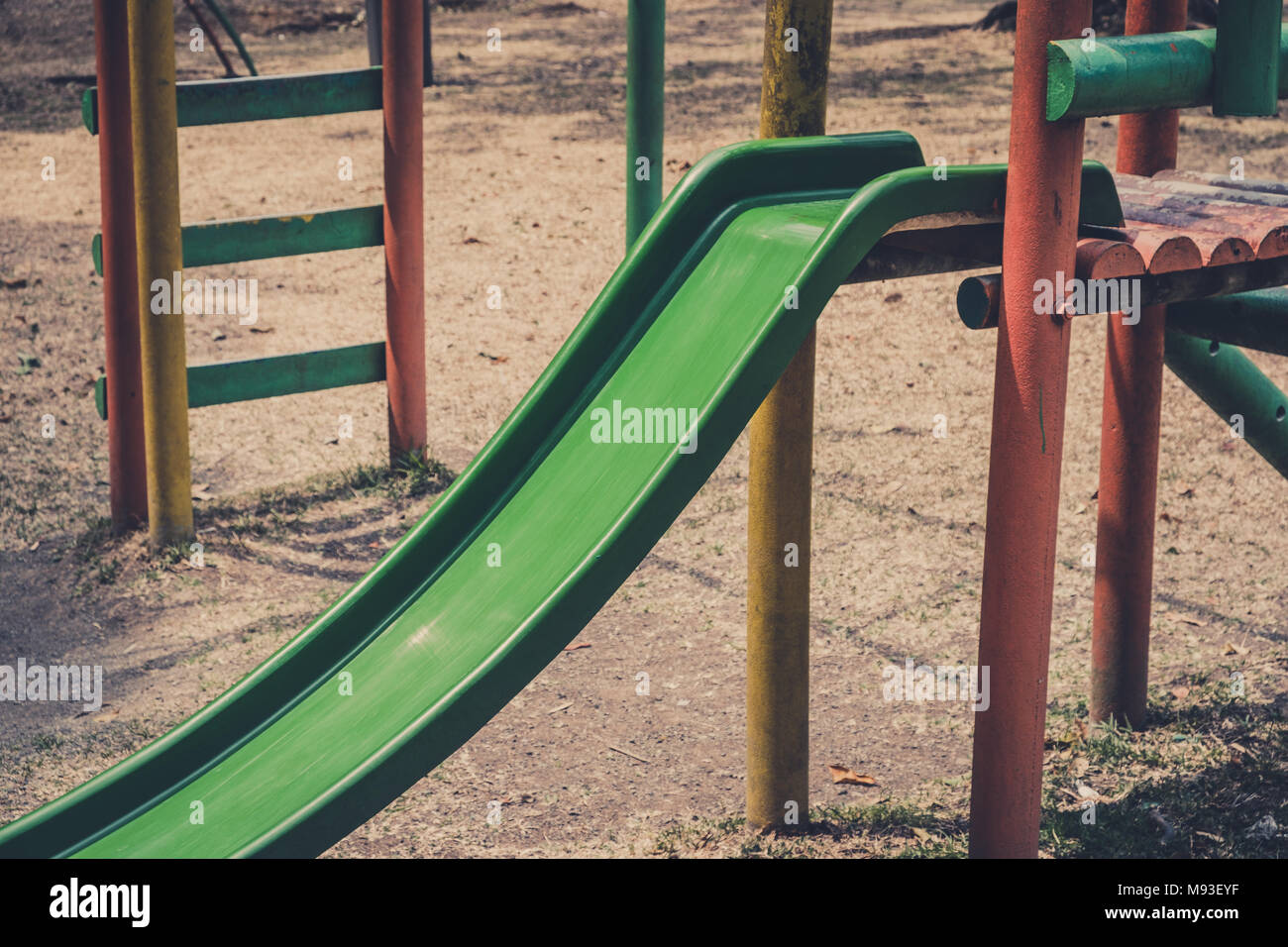 Rutsche auf dem Spielplatz - alten Spielplatz im Detail - Kindergarten Park Stockfoto