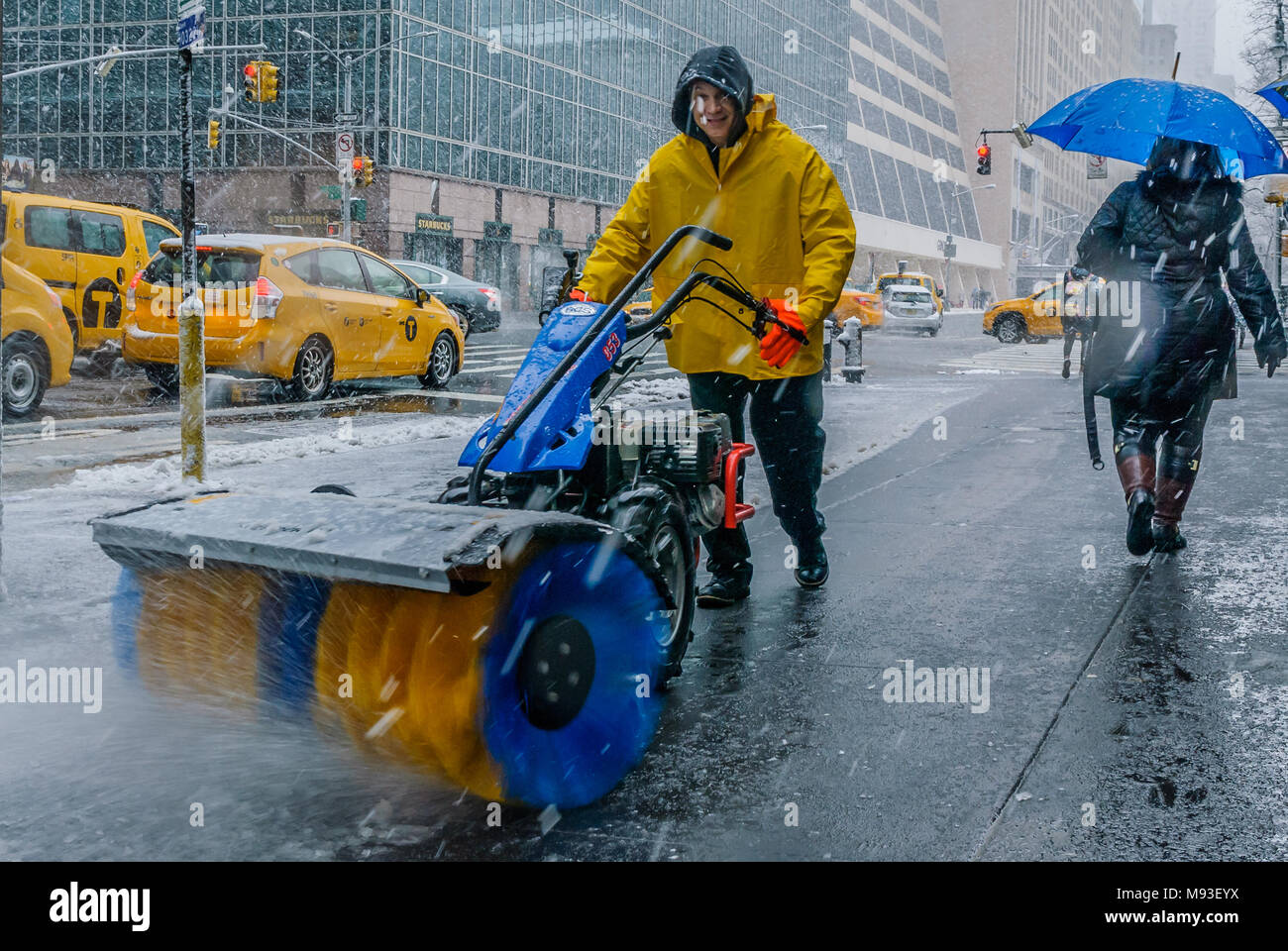 New York, USA. 21. März, 2018. Times Square im winter storm - Wintersturm Toby, der vierte Nor'easter in weniger als drei Wochen, kann eine der schwersten Schneestürme werden diese spät in der Saison, die schweren, nassen Schnee in Teilen des Nordostens, fallen bei der Rate von 1 bis 2 Zoll pro Stunde; Quelle: PACIFIC PRESS/Alamy leben Nachrichten Stockfoto