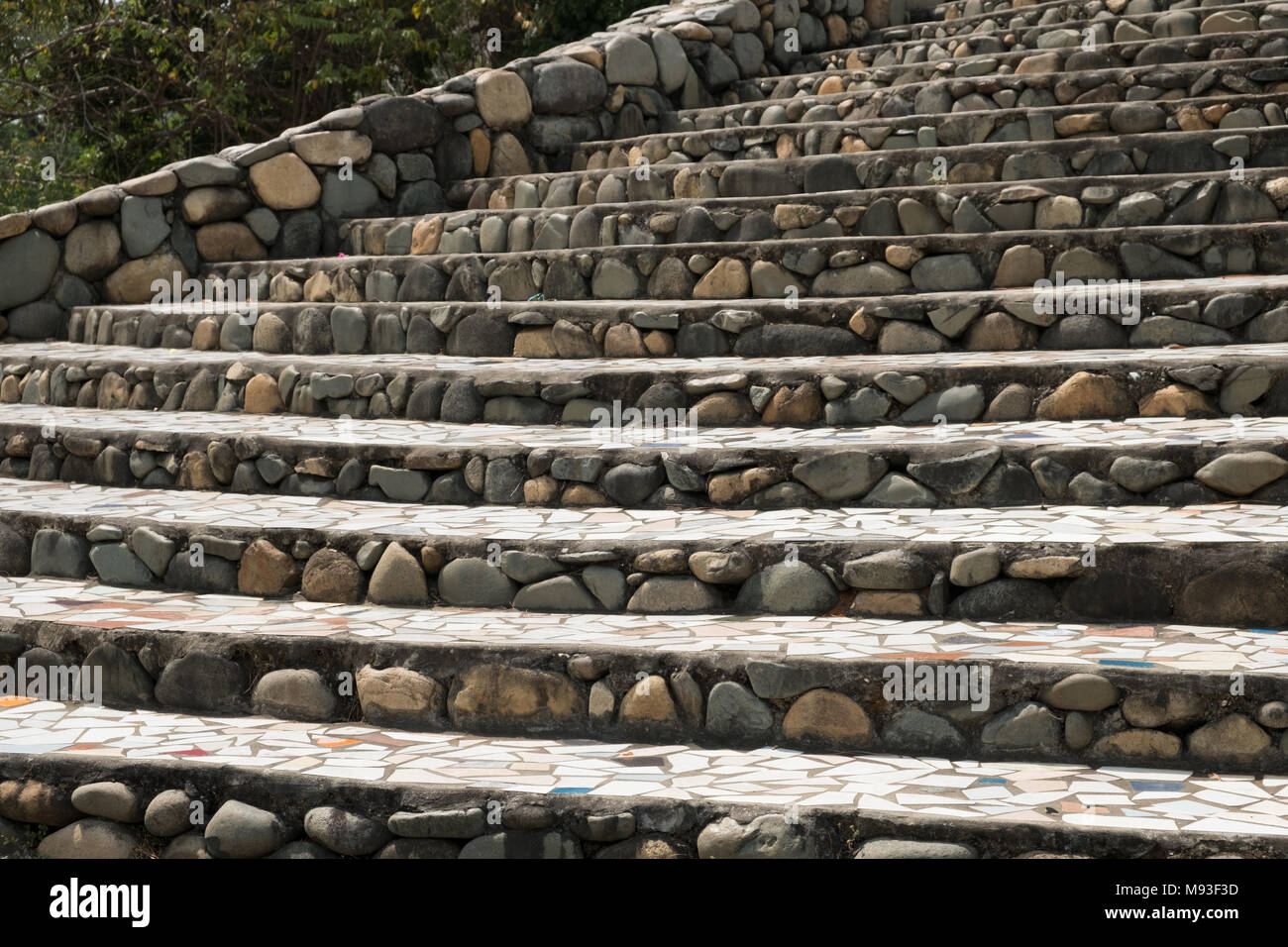 Fliesen Außentreppe mit Kieselsteinen - Stone Steps gemacht Stockfoto