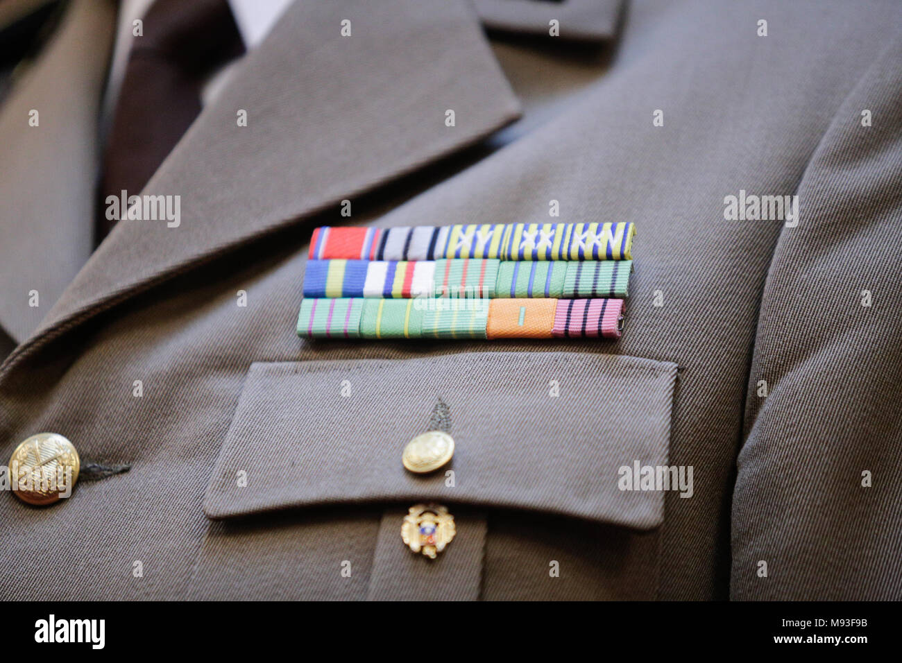 Militärische Abzeichen auf der Uniform eines rumänischen Armee Offizier Stockfoto