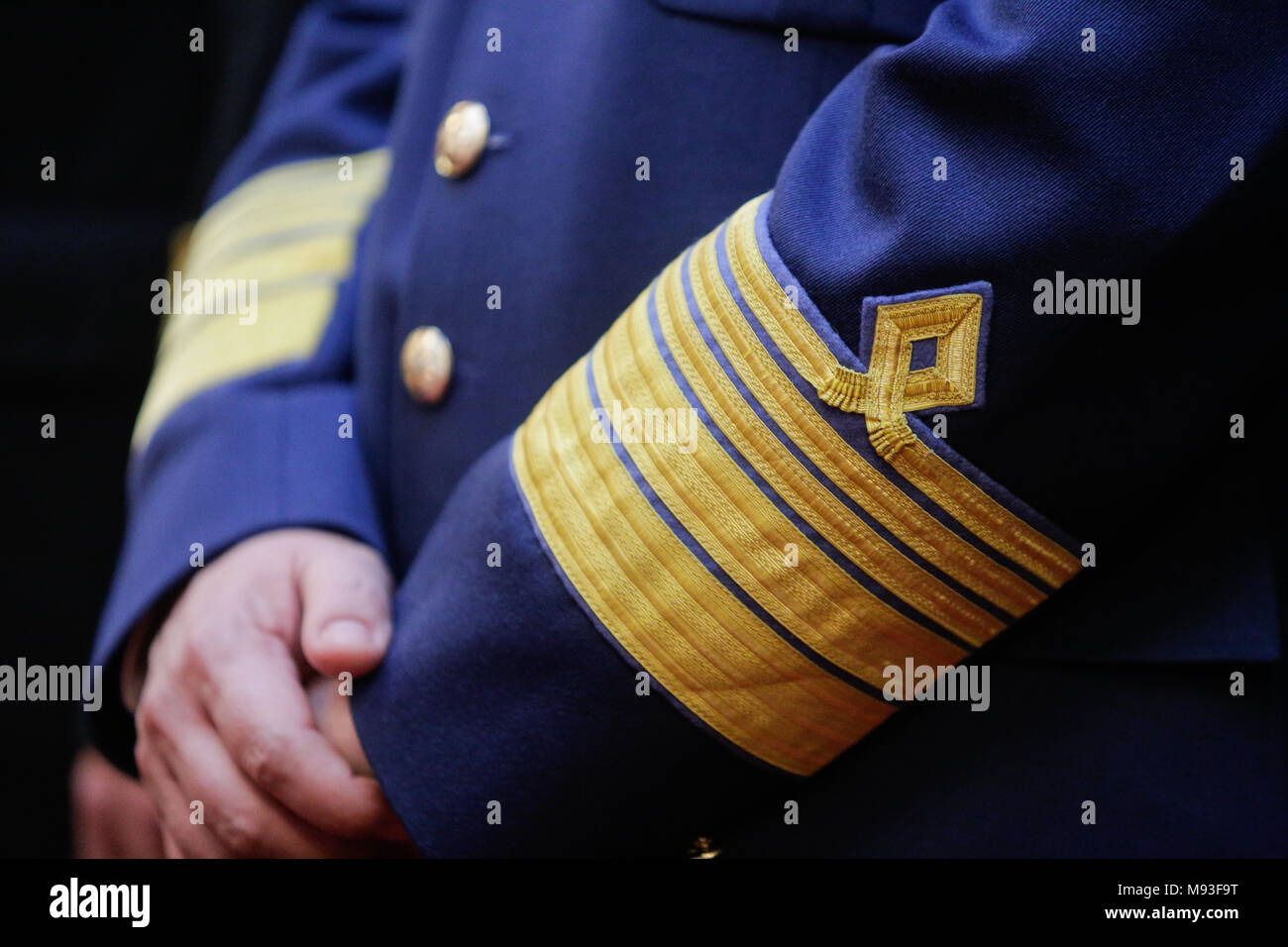 Militärische Abzeichen auf der Uniform eines rumänischen Armee Offizier Stockfoto