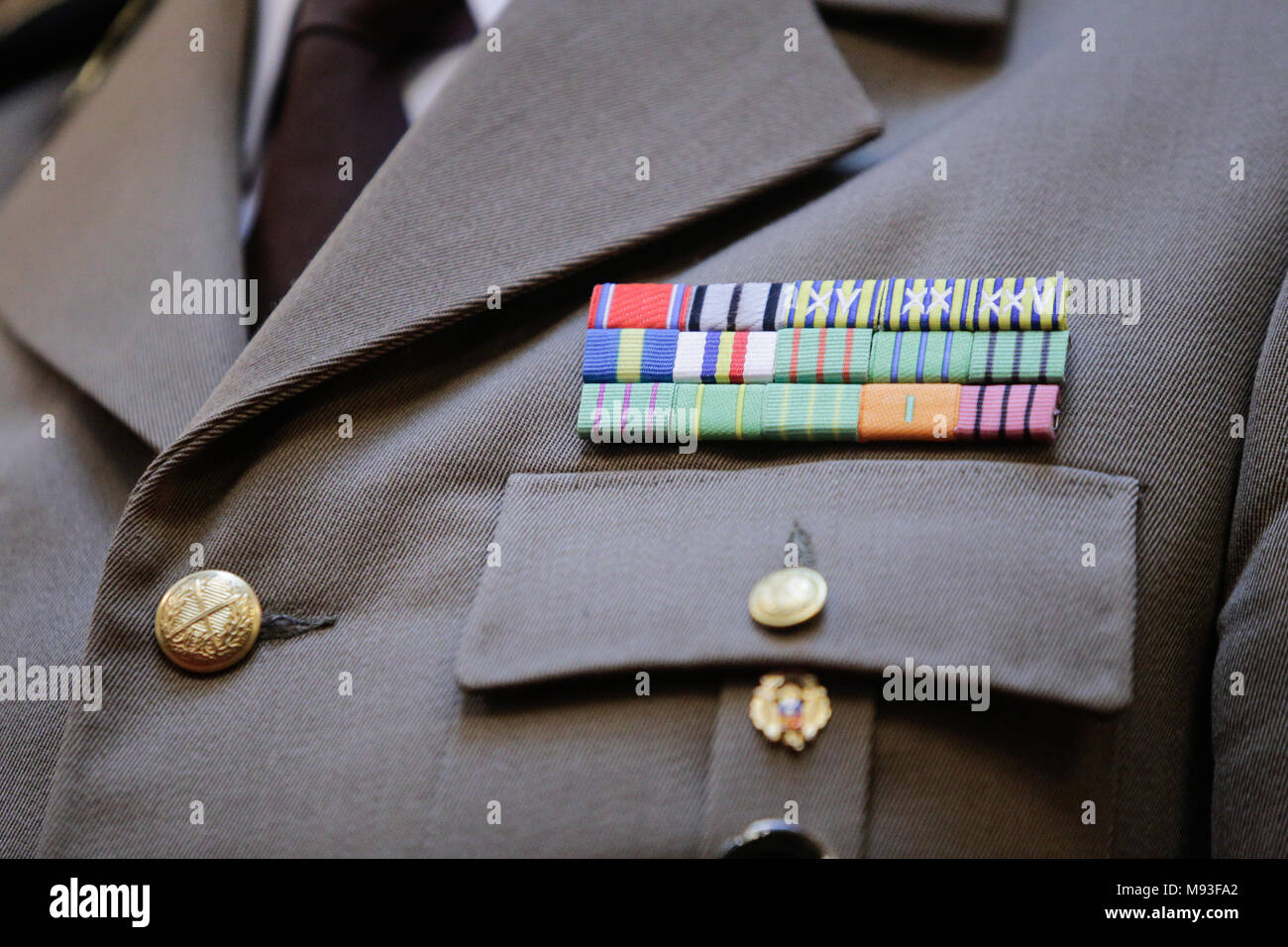 Militärische Abzeichen auf der Uniform eines rumänischen Armee Offizier Stockfoto