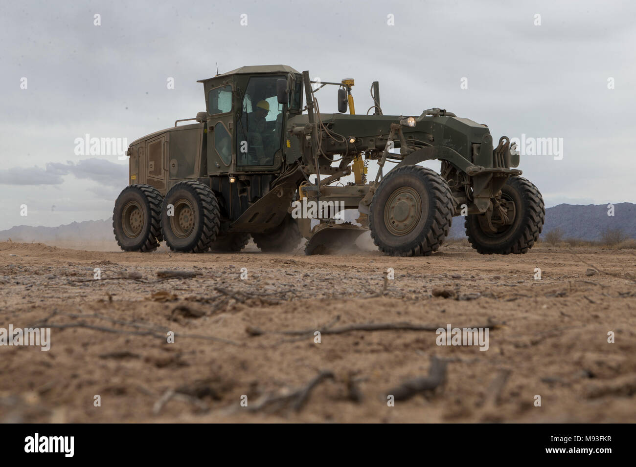 Us Marine Corps Pfc. Myles Bautista, eine schwere Ausrüstung Fahrer mit Marine Wing Support Squadron 272, betreibt eine 120 m Straße grader während Flugplatz Wartung zur Unterstützung der Waffen und Taktiken Instructor Kurs (WTI) 2-18 an STOVAL Expeditionary Airfield, Dateland, Ariz., 16. März 2018. WTI ist ein sieben-wöchigen Schulungsveranstaltung bewirtet durch Marine Aviation Waffen und Taktiken Squadron (MAWTS-1) Kader, die betriebliche Integration der sechs Funktionen des Marine Corps Luftfahrt, bei der Unterstützung einer Marine Air Ground Task Force betont und bietet standardisierte erweiterte taktische Schulung und Zertifizierung Stockfoto