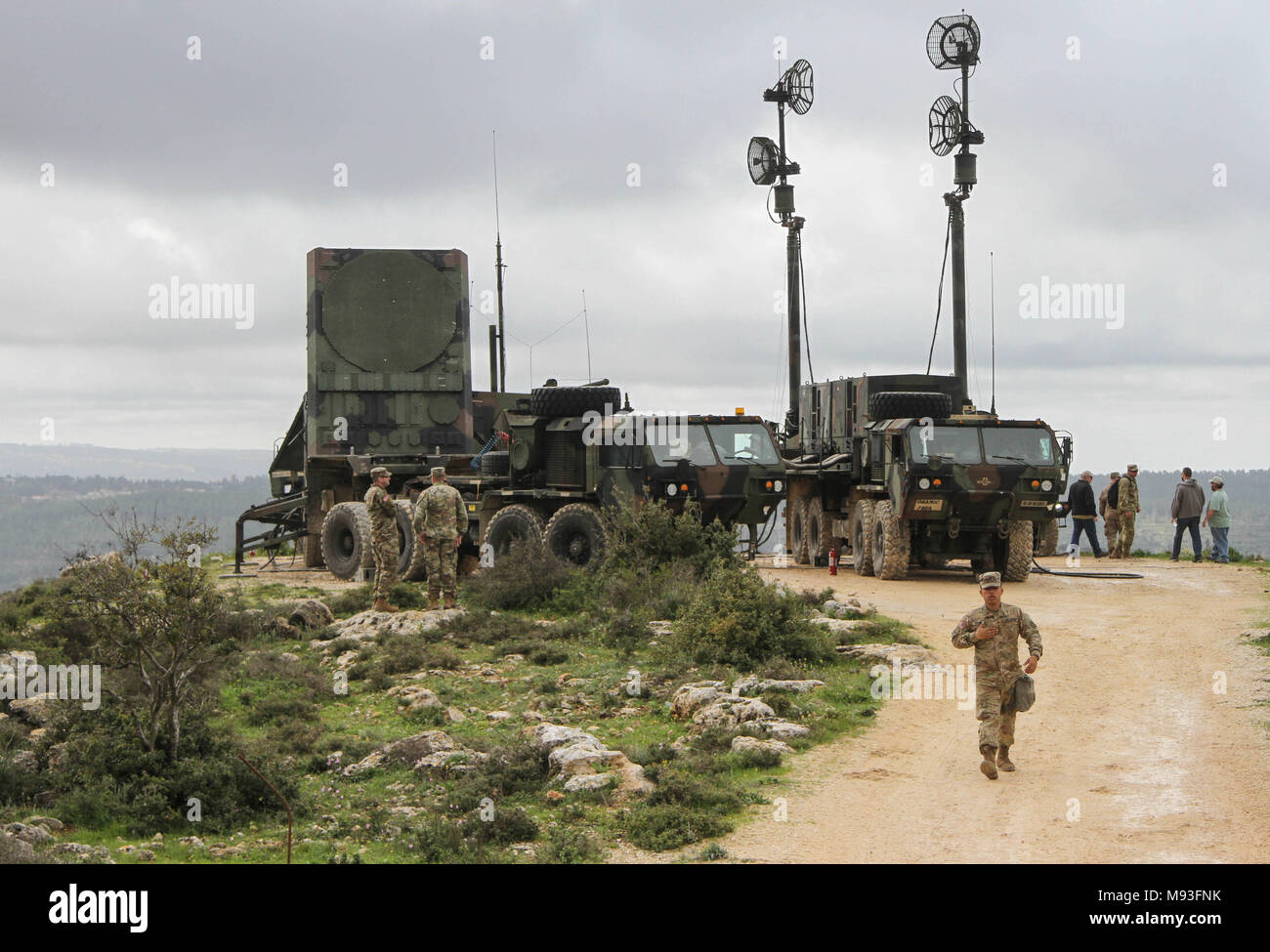 Die Verteidiger von Delta Batterie, 5 Battalion, 7th Air Defense Artillery, Durchführung März Ordnung und System Validation Training für den MM-104 Patriot missile System während Juniper Cobra18 am Berg Eitam, Israel Februar 27., 2018. Die Juniper Cobra Serie besteht aus Ballistic Missile Defence Übungen, die regelmäßig seit 2001 durchgeführt wurden. (Foto von Sgt. 1. Klasse Jason Epperson) Stockfoto