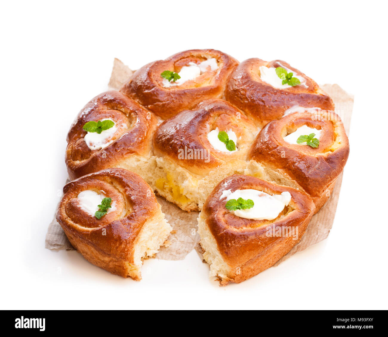 Leckere hausgemachte Mini Croissant Brötchen mit Creme patissiere Füllung isoliert auf weißem Stockfoto