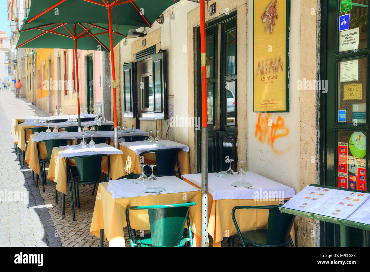 Lissabon, Portugal - Oktober 2017: trendiges Bistro im historischen Teil von Lissabon Stockfoto