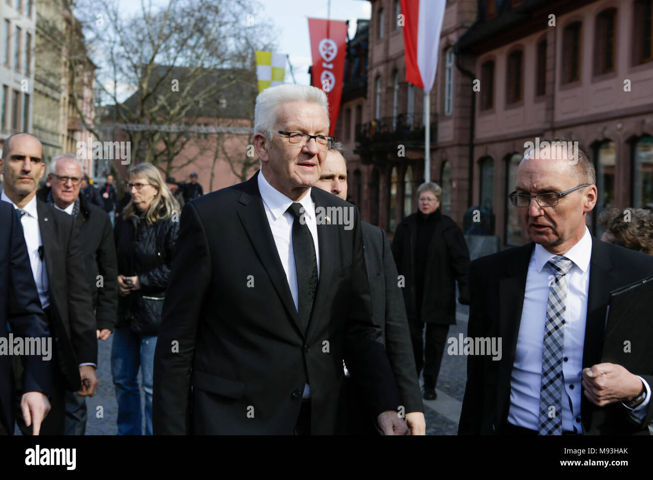 Winfried Kretschmann (Mitte), der Minister? Präsident von Baden-Württemberg, kommt an der Mainzer Dom. Der Beerdigung von Kardinal Karl Lehmann war im Mainzer Dom statt, nach einem Trauerzug von der Augustiner Kirche waren, er lag in der Ruhe. Deutsche Präsident Frank-Walter Steinmeier nahmen an der Beerdigung als Vertreter des deutschen Staates. Kardinal Karl Lehmann war der Bischof der Römisch-katholischen Diözese Mainz für 33 Jahre bis zu seiner Pensionierung im Jahr 2016. Er war auch der Vorsitzende der Bischofskonferenz von Deutschland für 21 Jahre, bis er trat aus dieser positi Stockfoto