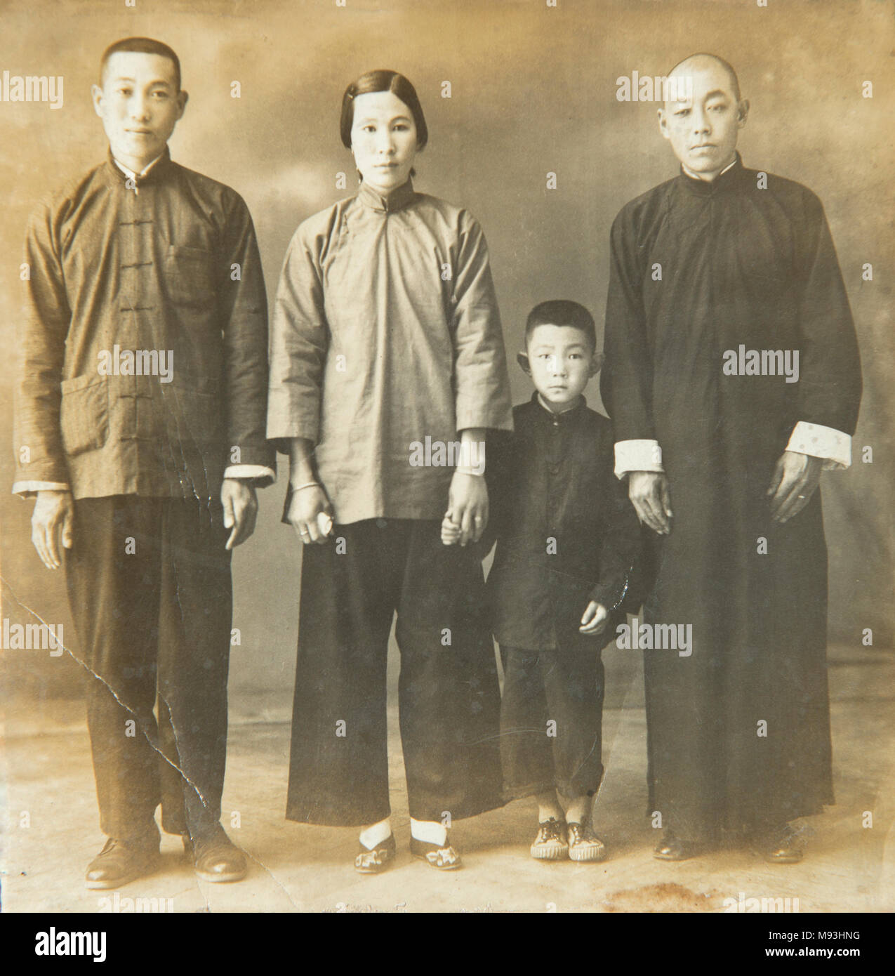 Eine Familie Gruppe Foto während der Republik China (1912-1949). Der Mann auf der linken Seite ist der jüngere Bruder des Dame sein, der jungen Mutter und Ehefrau eines anderen Mannes. Stockfoto