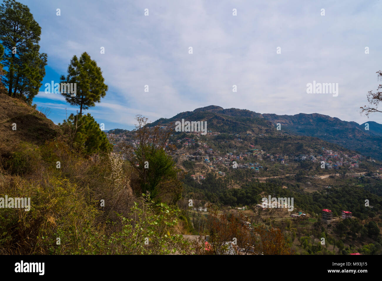 Landschaftlich schöne Berglandschaft Tal und Stadt Natur mit blauen Himmel und Wolken in Shimla zu Kalka in Himachal Pradesh, Nordindien, Indien, Asien Stockfoto