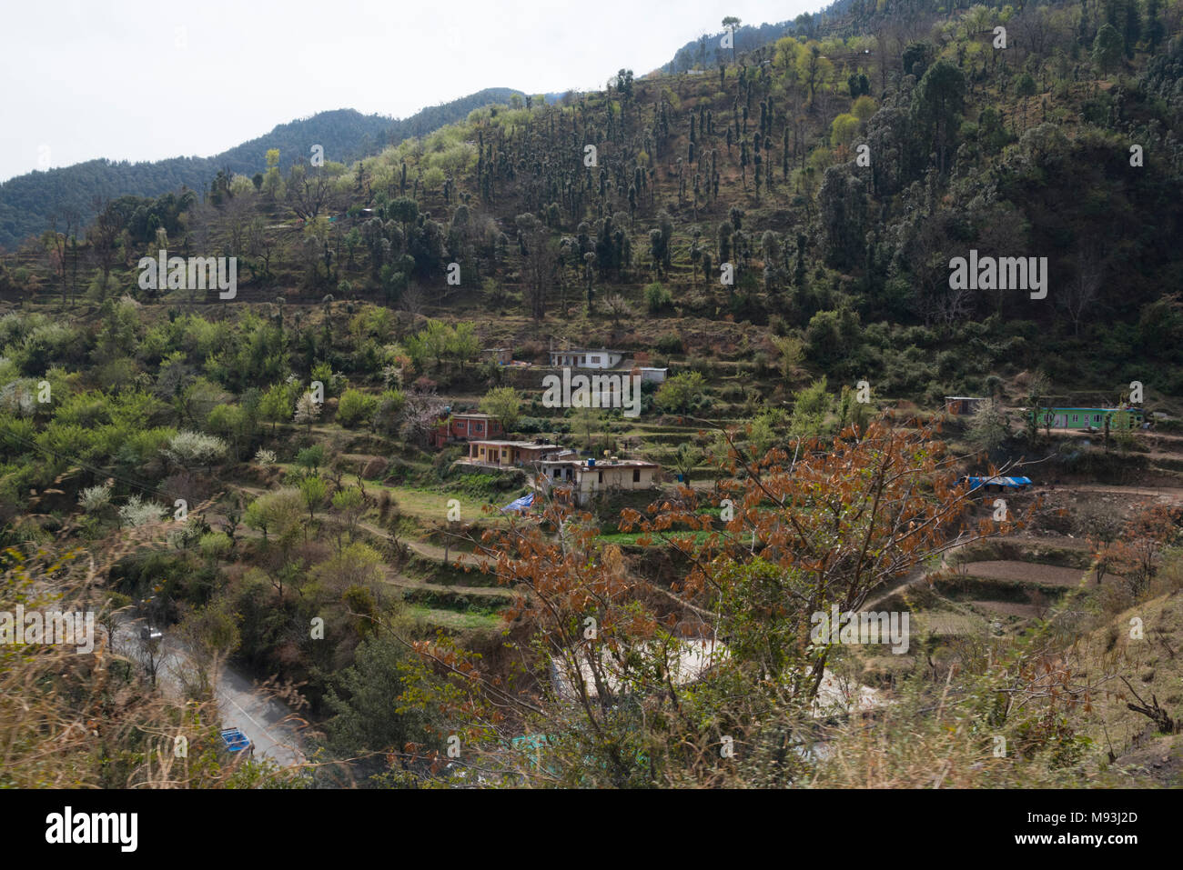 Landschaftlich schöne Berglandschaft Tal und Stadt Natur mit blauen Himmel und Wolken in Shimla zu Kalka in Himachal Pradesh, Nordindien, Indien, Asien Stockfoto