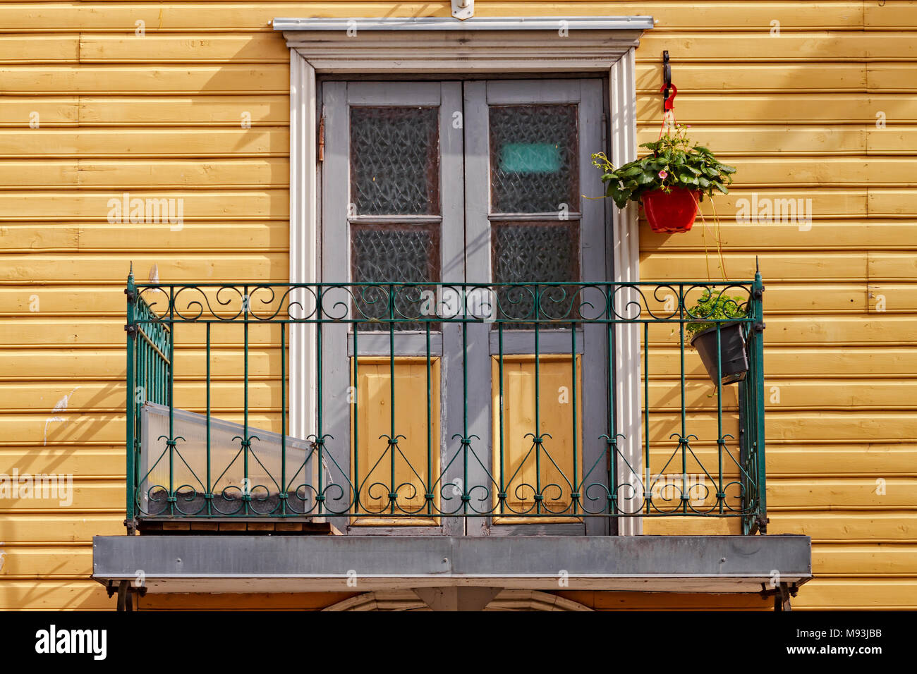 Eine grüne Oase mitten in der Stadt. Jemand hat seinen eigenen Garten, auf dem Balkon in Tallinn, der Hauptstadt Estlands. Stockfoto