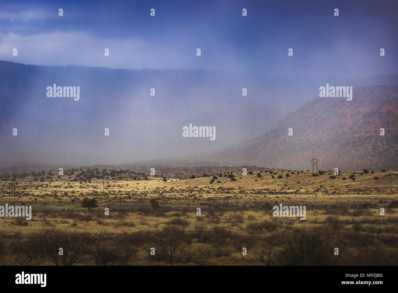 Dramatische Himmel über Verde Valley als schneesturm Rollen, mit Bergen im Hintergrund, in der Nähe von Clarkdale, Arizona Stockfoto