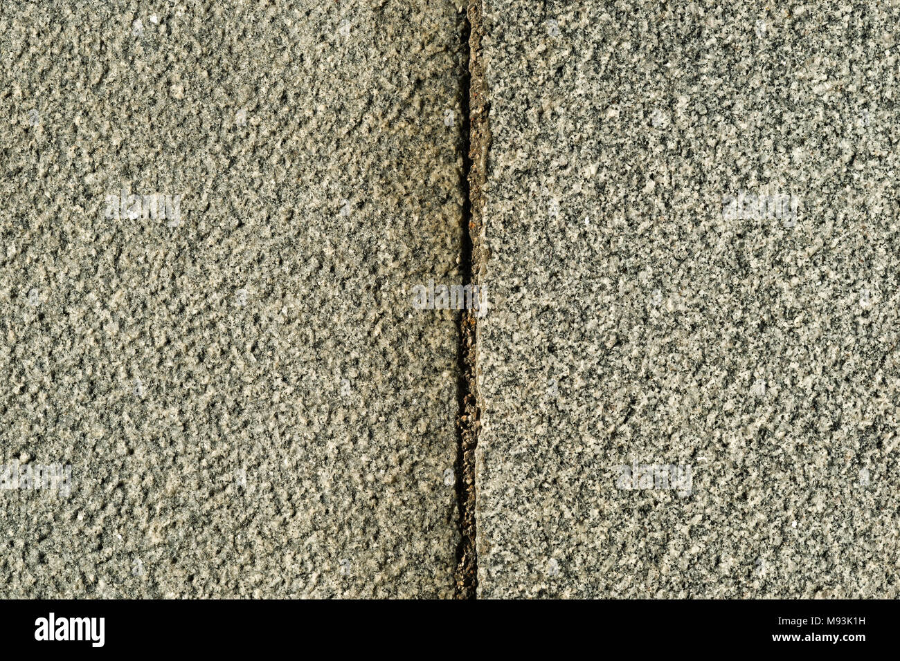 Rauhe Granit Stein Textur geteilt durch die senkrechte Naht Stockfoto
