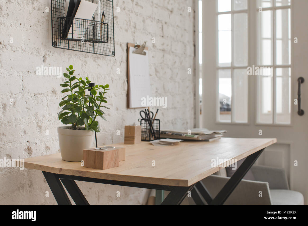Holz- Arbeitstisch im Home Office Stockfoto