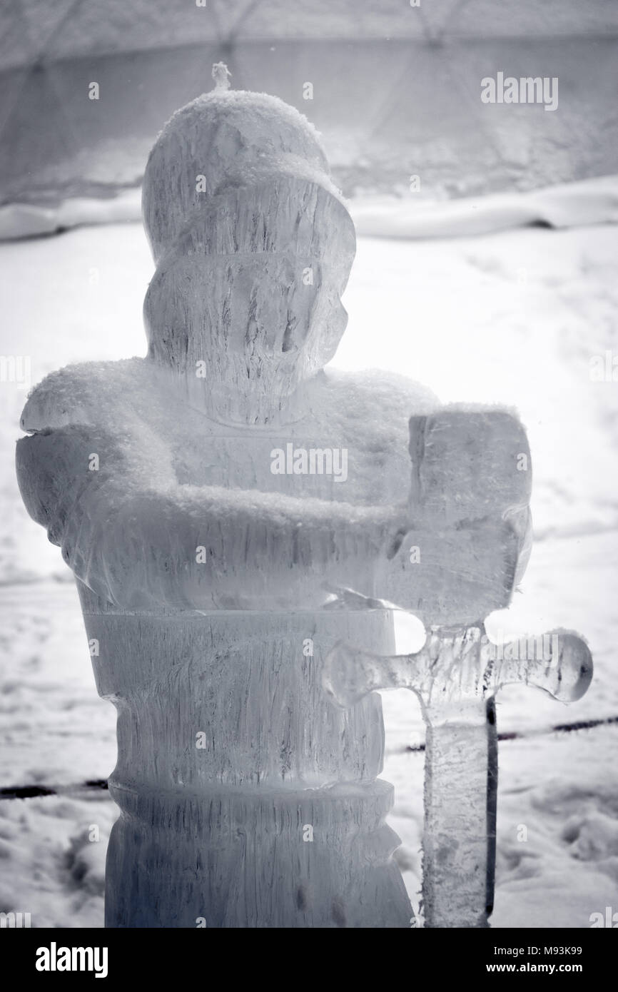 Eisskulptur eines mittelalterlichen Ritter Stockfoto