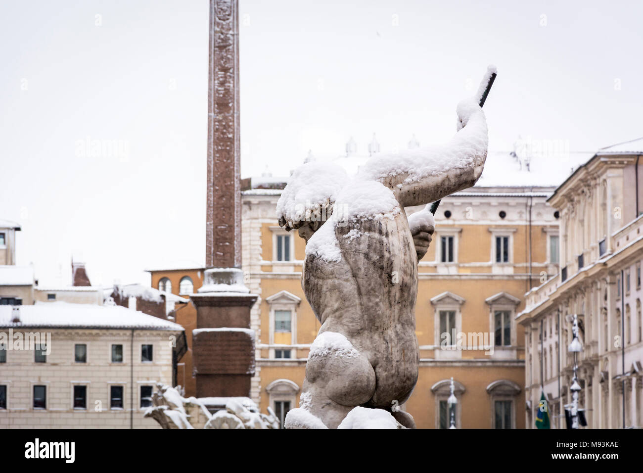 Die Statue des Neptun mit Schnee bedeckt Nach dem ungewöhnlichen Schneefälle des 26. Februar 2018 in Rom, Italien Stockfoto