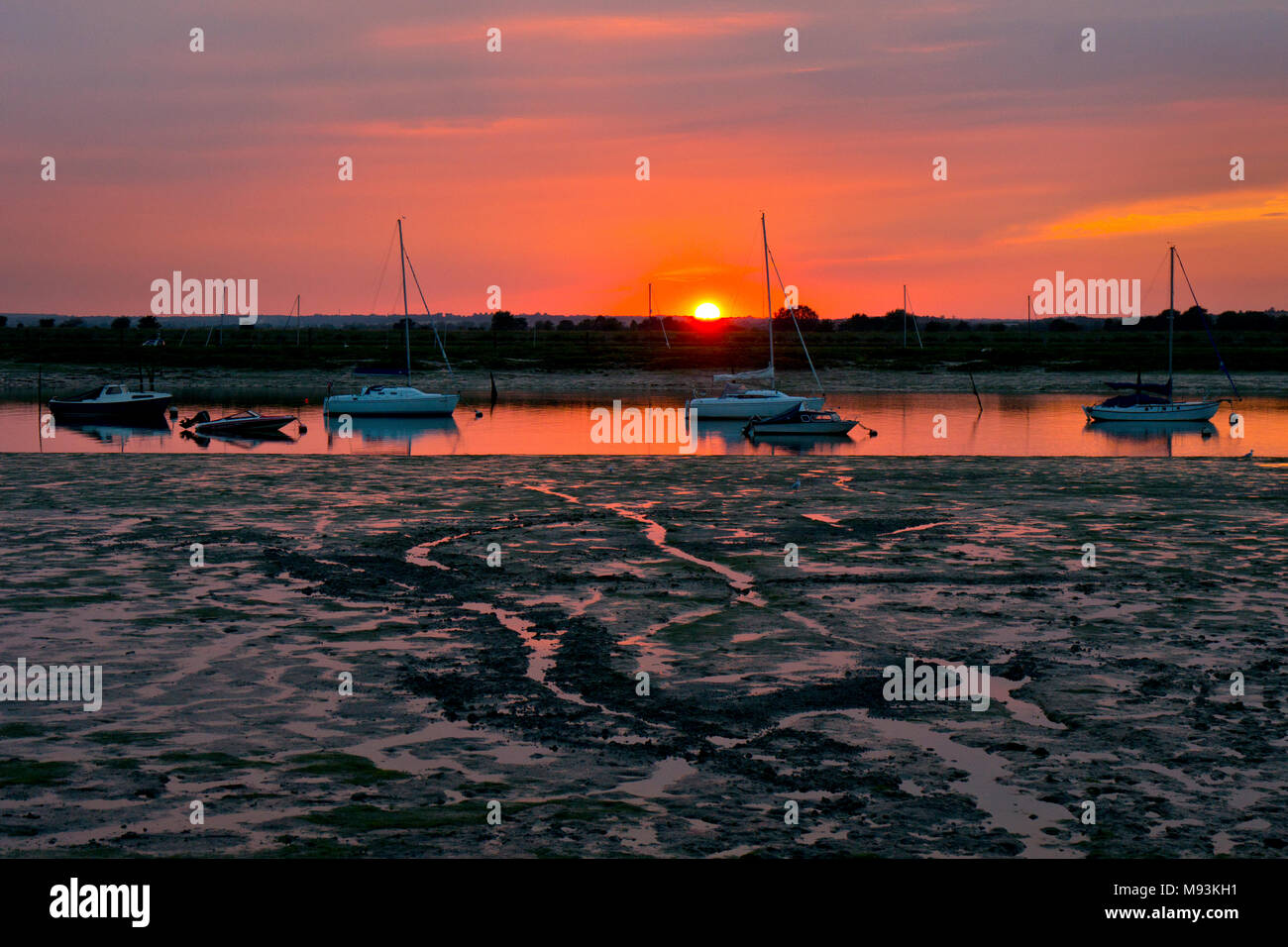 Sonnenuntergang über dem Wattenmeer an der West Mersea, mersea Island, Essex, England Stockfoto