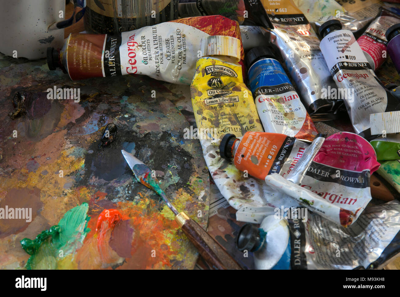 Künstler Palette und Öle mit Spachtel Stockfoto