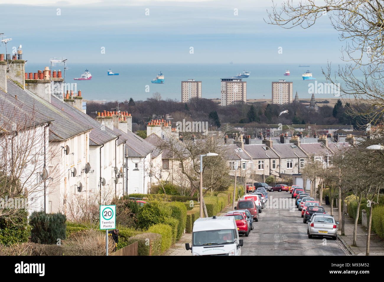 Blick auf die Wohngegend von Aberdeen, nördlich des Stadtzentrums - Eigenschaft Wohnformen und Seaton Park, mit warten die Schiffe vor Anker Stockfoto