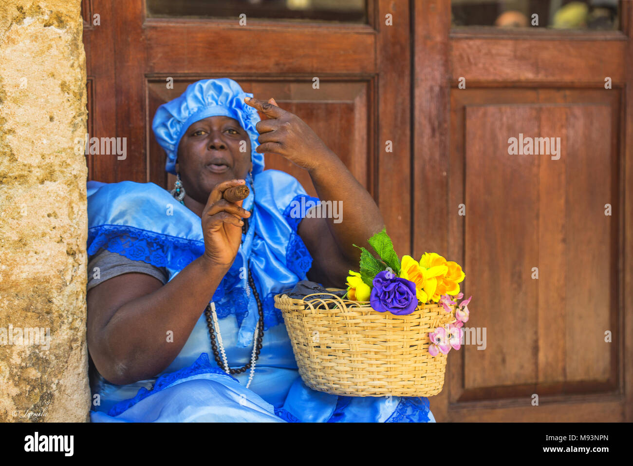 Kubanische Frau rauchen Zigarre in Havanna Stockfoto