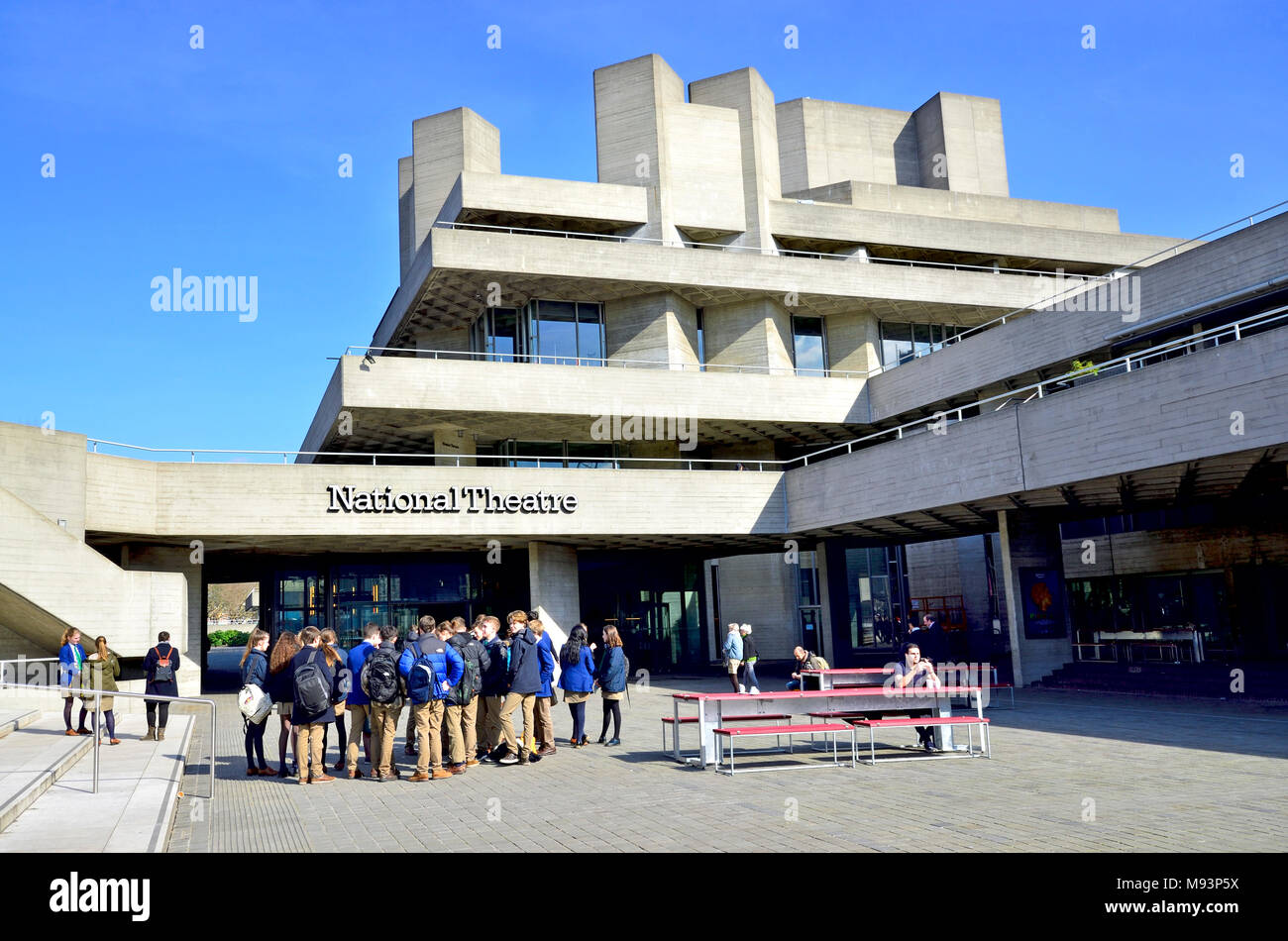 London, England, UK. National Theater, (Royal National Theatre/Nationaltheater von Großbritannien) auf der South Bank (Denys Lasdun: 1976/7) Gruppen von Stockfoto
