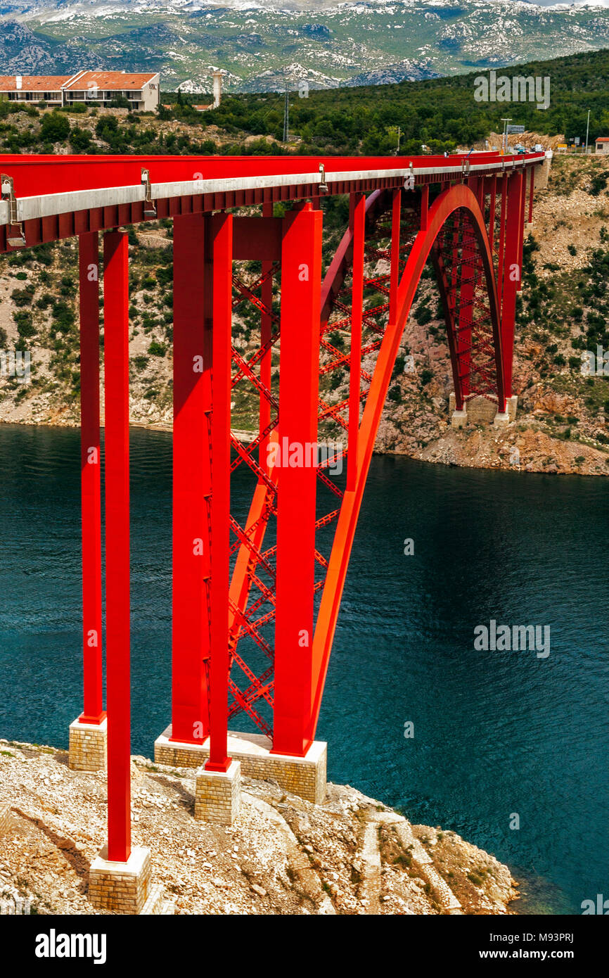 Die rot lackierten Maslenica deck Brücke über die Meerenge Novsko Zdrilo der Adria mit kroatischen Landschaft mit Häusern und der Dinarischen Alpen Stockfoto