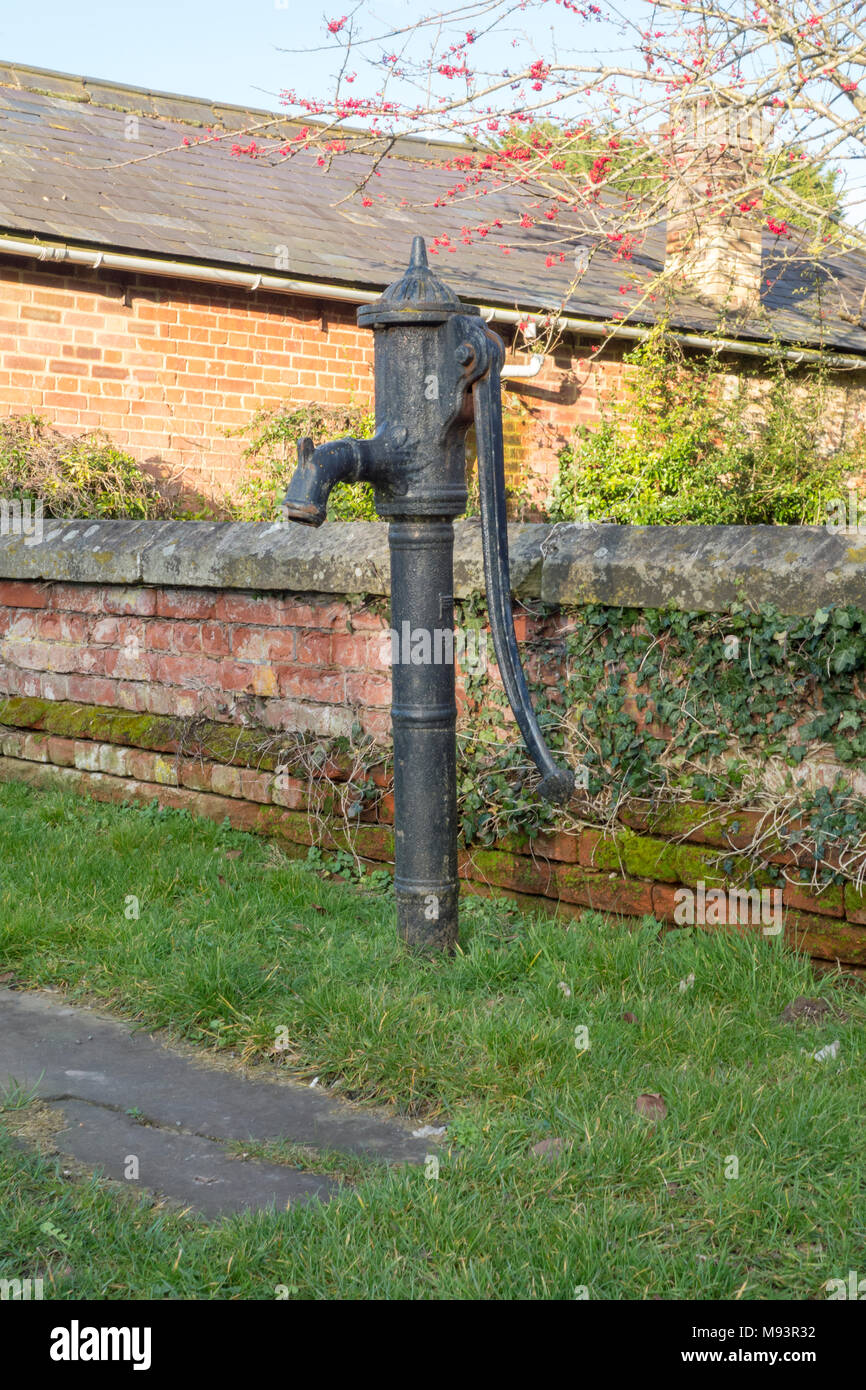 Dorf Alt metall Gusseisen Wasserpumpe, Hexton, Hertfordshire, Großbritannien Stockfoto