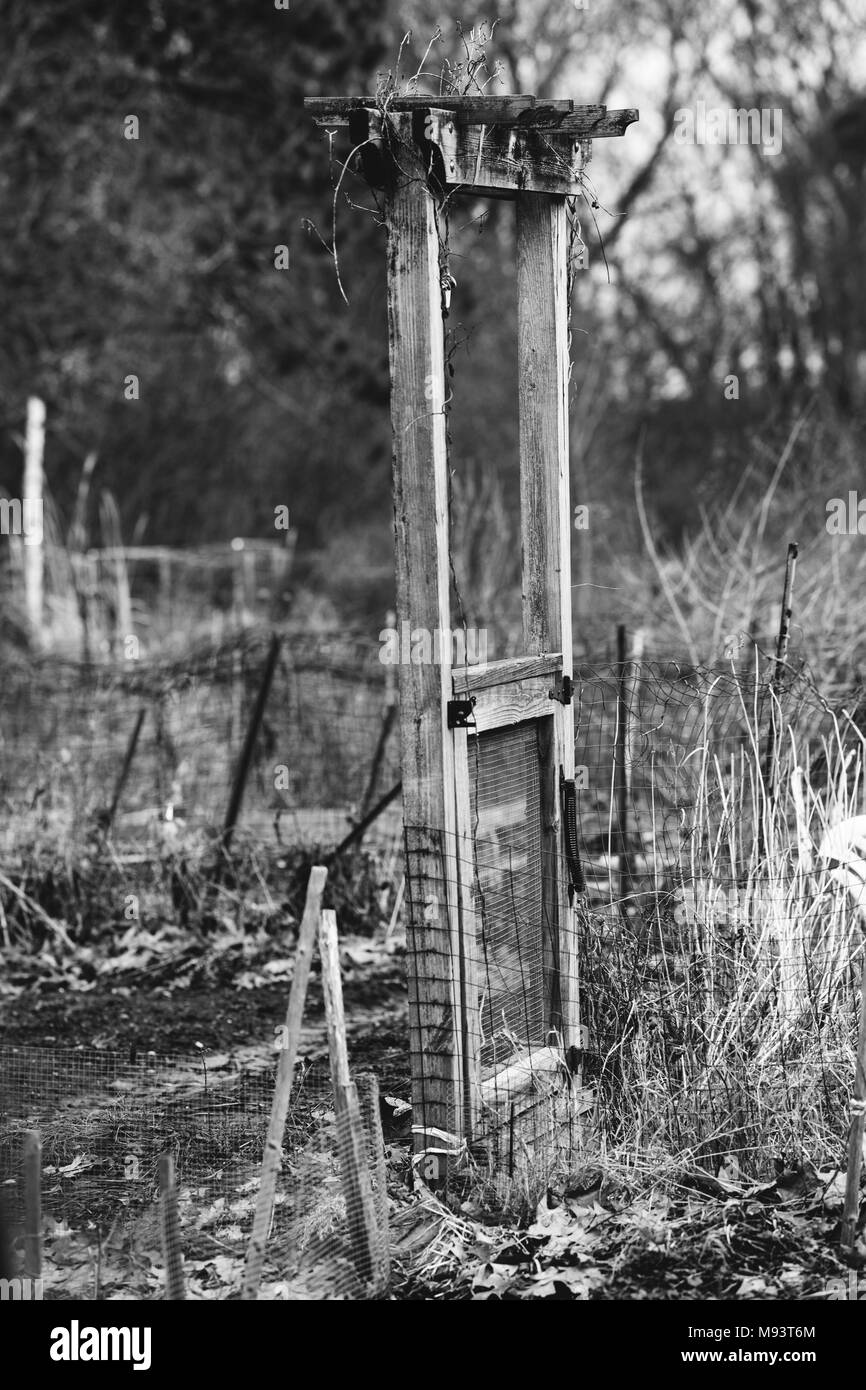 Eine Tür zu Nirgendwo markiert den Eintritt in eine Gemeinschaft garten Grundstück in Lexington, Massachusetts, Warten auf Frühling zu kommen. Stockfoto