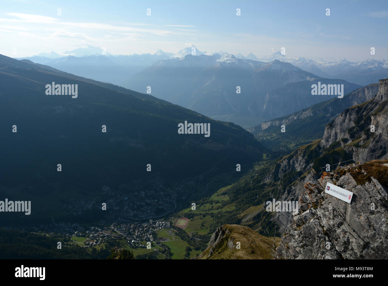 Die Schweizer alpinen Ferienort Leukerbad, aus rinderhorn gesehen und die Berge der Gemmipass in den Berner Alpen, Wallis, Schweiz. Stockfoto