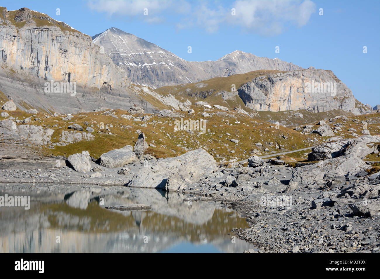 Ein alpensee im Berner-oberland und Gemmipass Bereich der Berner Alpen, in der Nähe der Schweizer Ferienort Leukerbad, Wallis, Schweiz. Stockfoto