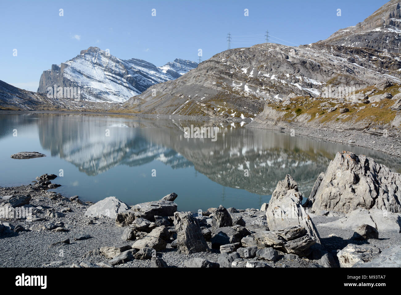 Ein alpensee im Berner-oberland und Gemmipass Bereich der Berner Alpen, in der Nähe der Schweizer Ferienort Leukerbad, Wallis, Schweiz. Stockfoto