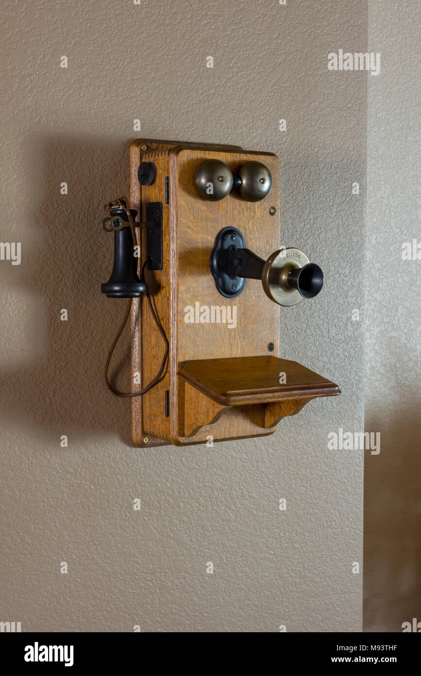 Antike Kellogg Telefon von Anfang 1900 an der Wand angezeigt, Colorado USA. Stockfoto