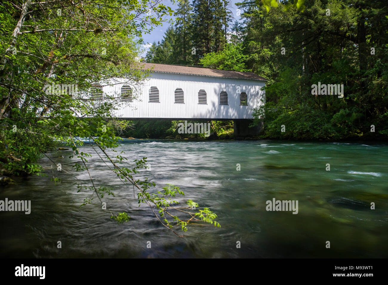 Die belknap Überdachte Brücke überquert den McKenzie River in der Nähe von Rainbow, Oregon Stockfoto