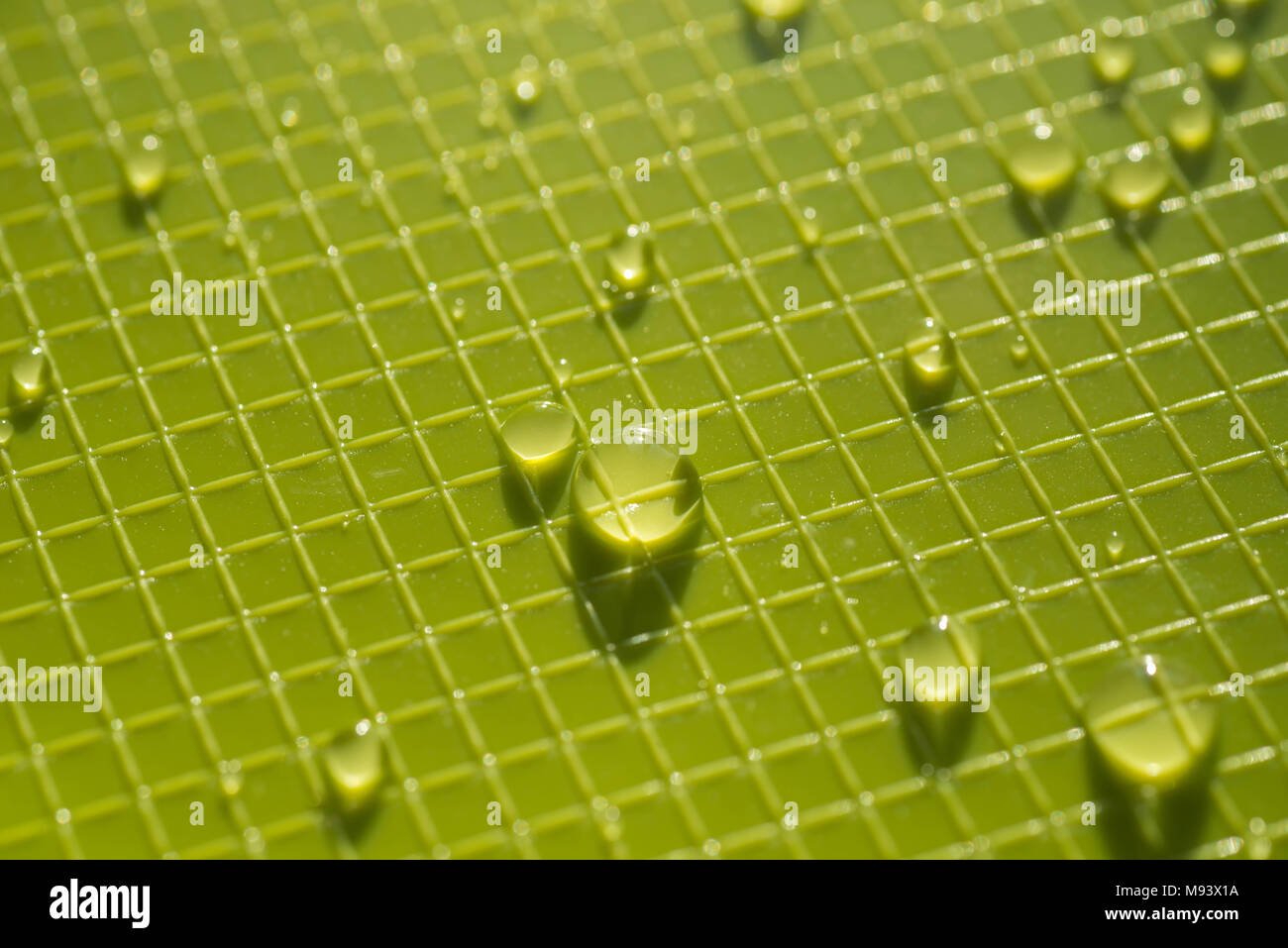 Wassertropfen auf grüne Farbe Kunststoff Hintergrund Textur Stockfoto