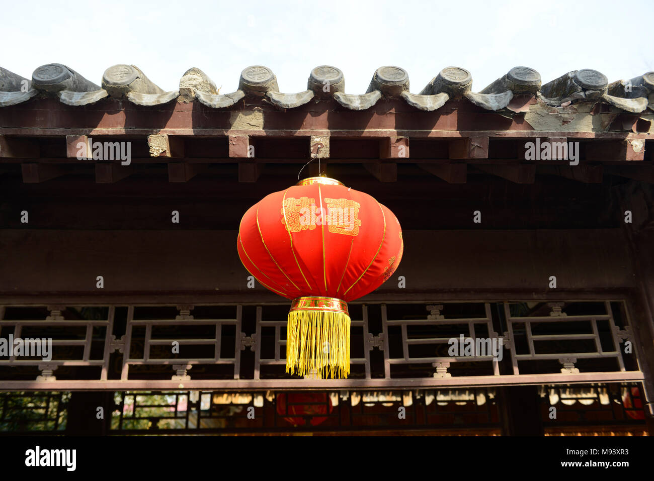 Eine Laterne hängt über einem Kloster in Tuanjiehu Park, Peking, China Stockfoto