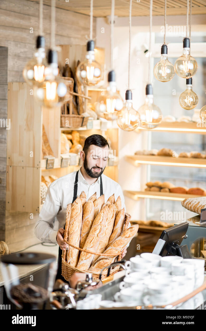 Verkäufer im Brot speichern Stockfoto