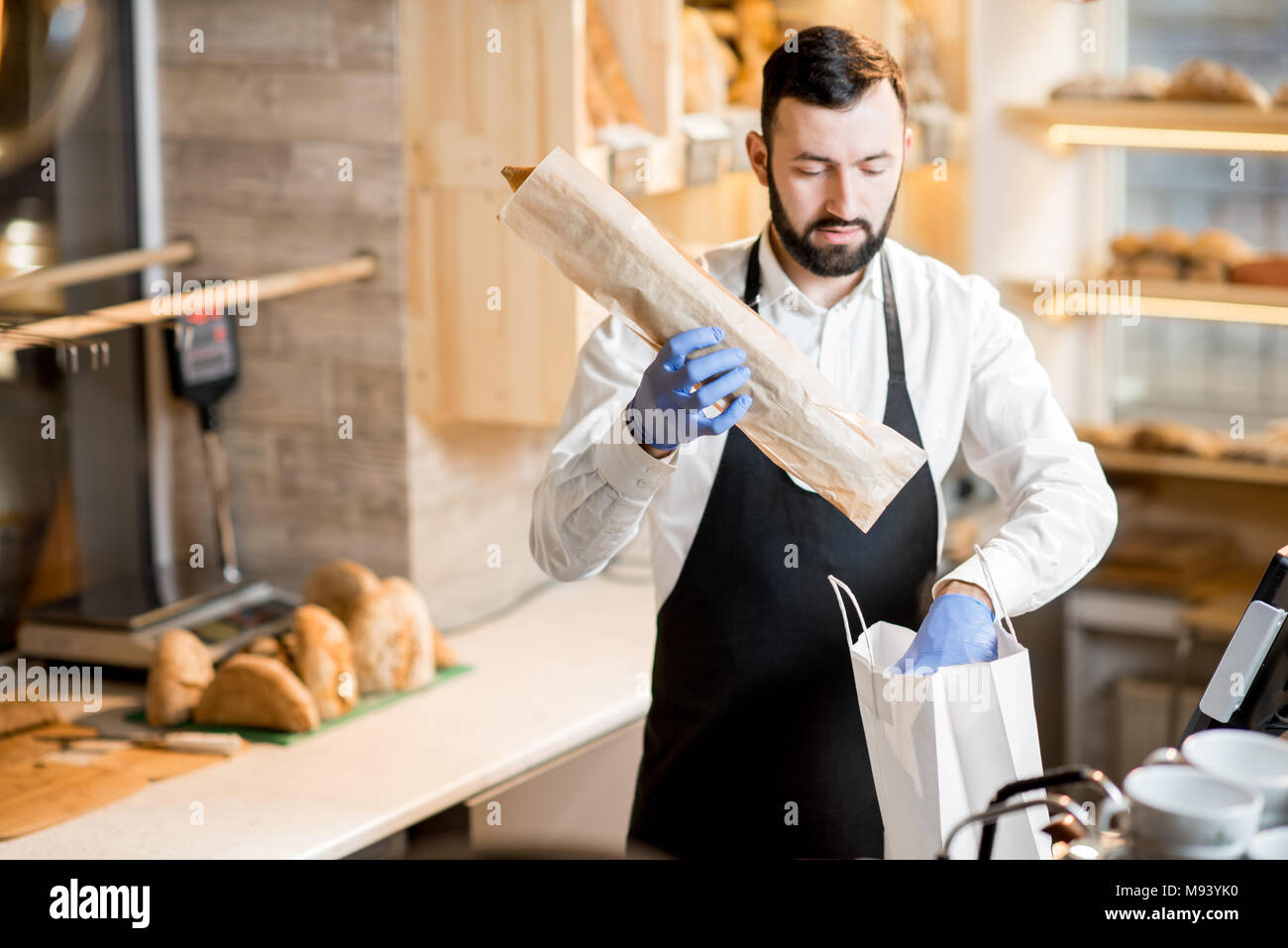 Verkäufer im Brot speichern Stockfoto