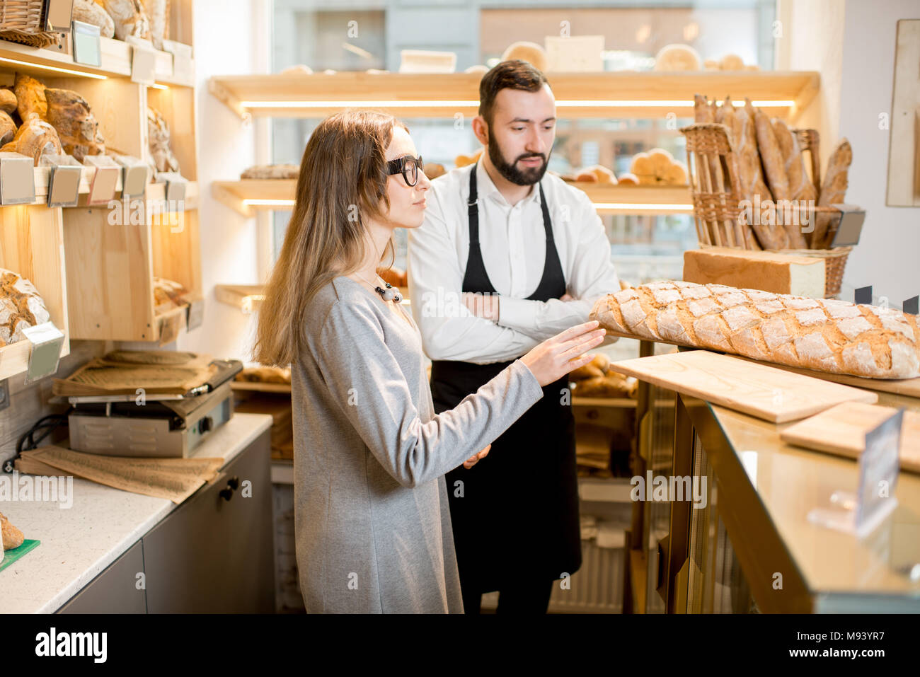 Inhaber der Bäckerei store mit Brot Verkäufer Stockfoto