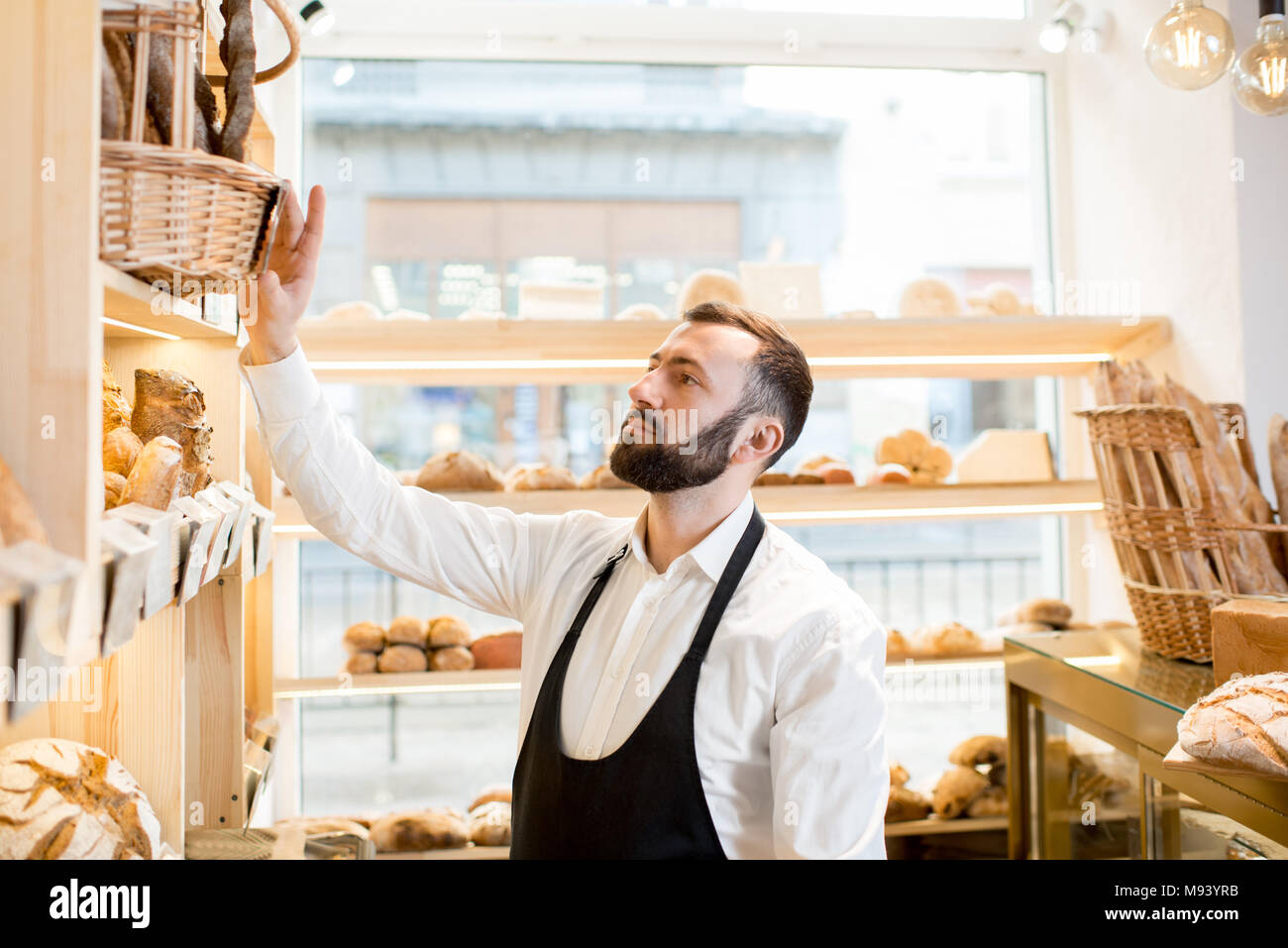 Verkäufer, die im Brot speichern Stockfoto