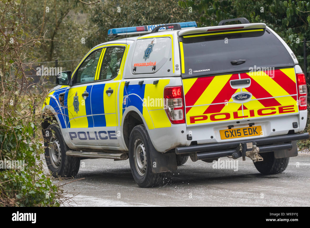 Sussex Polizei Lkw Fahrzeug auf einer Straße in West Sussex, England, UK. Stockfoto