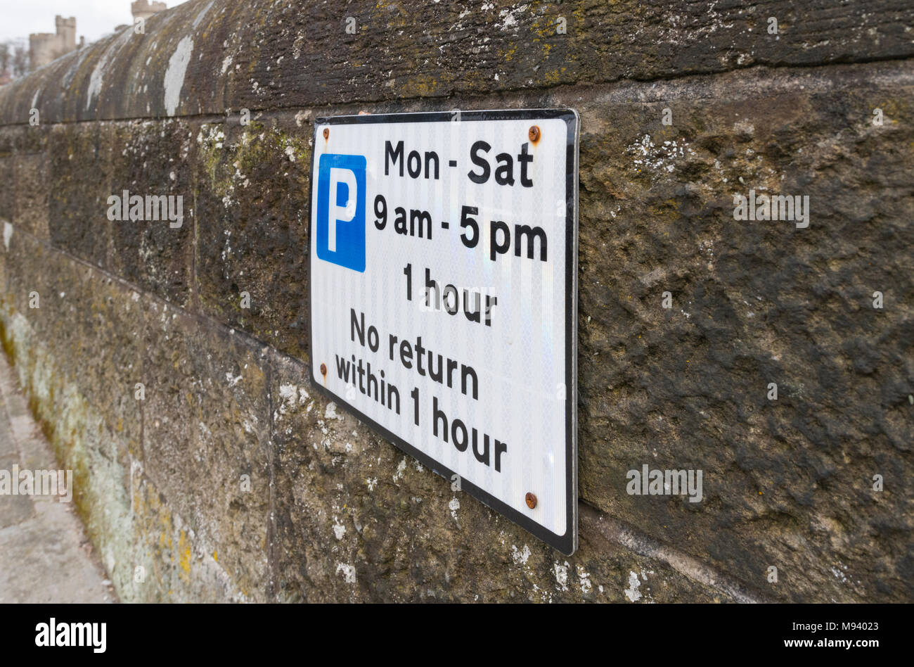Parken Schild anzeigen Parkplatz Beschränkungen in einer Stadt in Großbritannien. Stockfoto