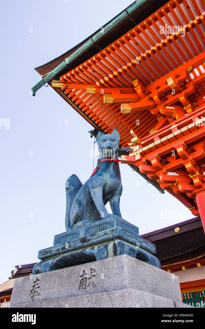 KYOTO, Japan - 12. MÄRZ 2018: Fox Statue am Eingang des Fushimi Inari Schrein, Kyoto. Stockfoto