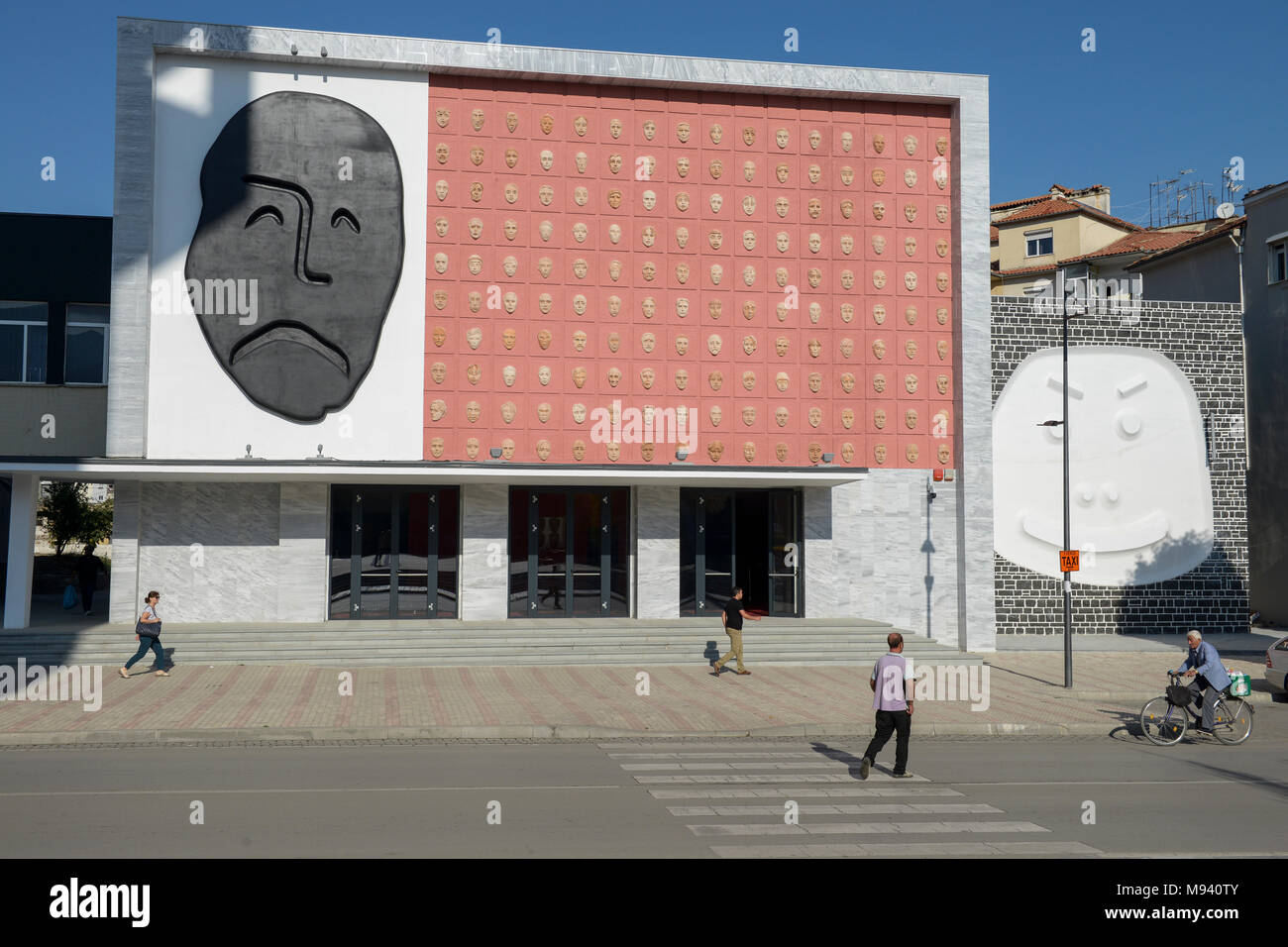 Albanien, Korça, Theater mit Kunst verzierte Fassade mit Gesichtern in verschiedenen Stimmungen/ALBANIEN, Korca, Theater mit Kuenstlerisch dekorierter Fassade Stockfoto