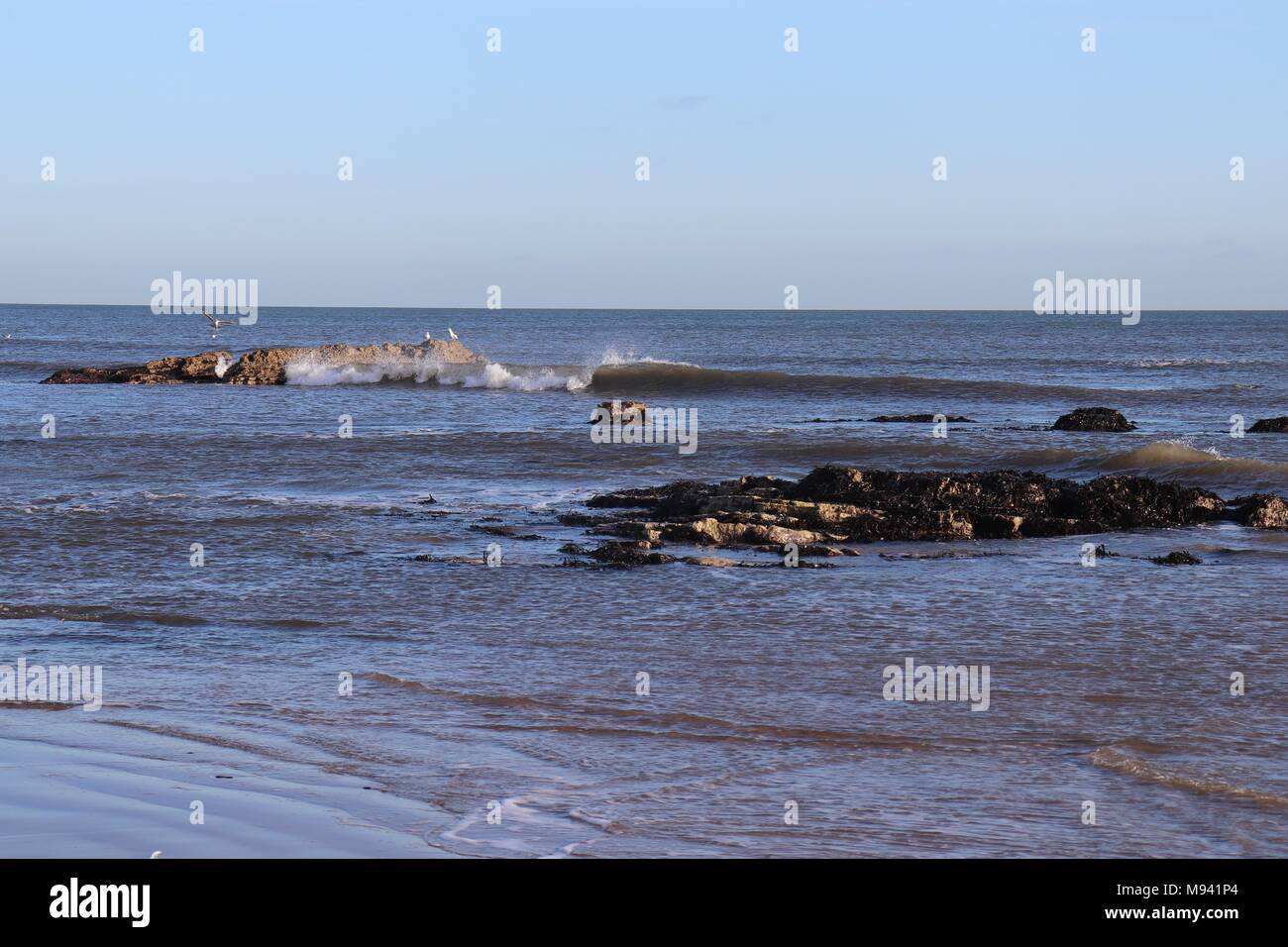 Wellen brechen über einige teilweise eingetaucht Felsen bei Roker, Sunderland, Wearside Stockfoto