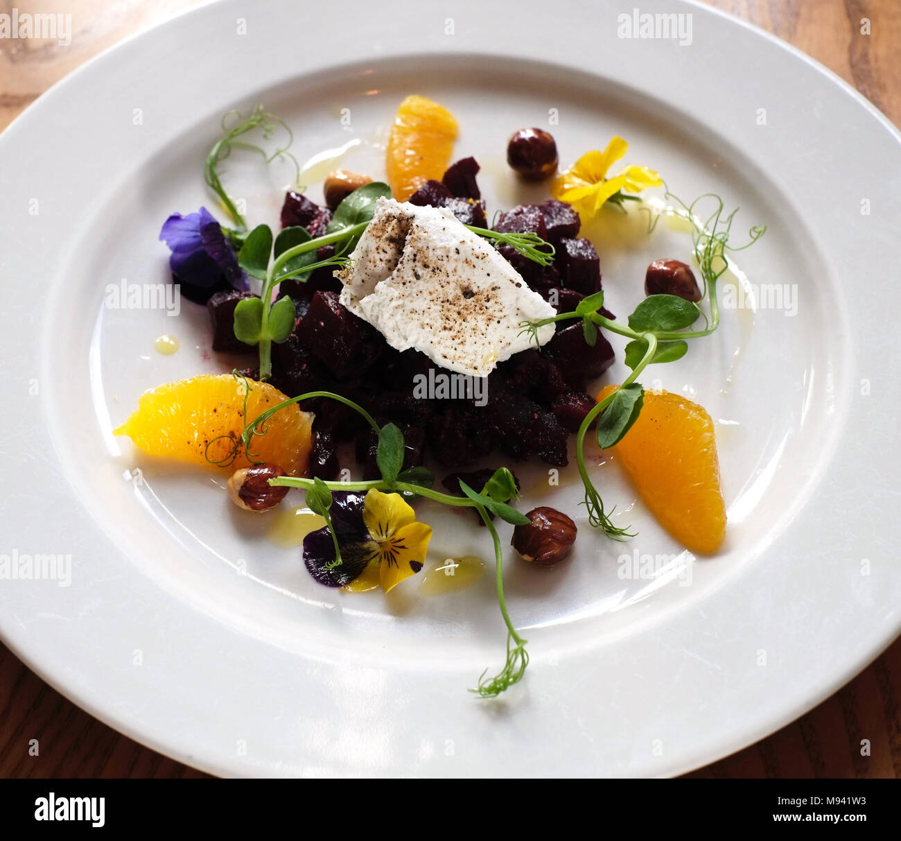 Rote Beete, Ziegenkäse und orangen Salat an Murrays Restaurant, Clevedon, Somerset Stockfoto