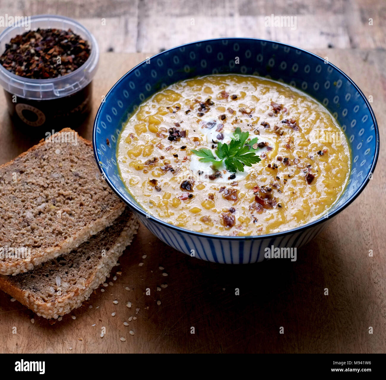 Karotten und rote Linsensuppe Stockfoto